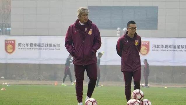 国庆档前四天（10.1-10.4）累计票房28.37亿，而去年10月票房36.49亿。