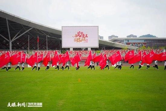 ”同时，陈飞宇还晒出了一组陈红年轻时候的美照，以及母子二人的“搞怪”自拍照。