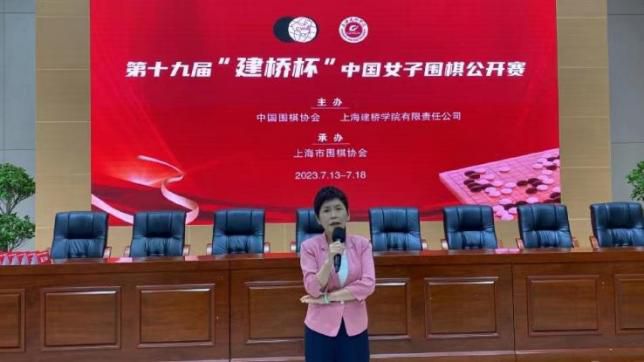 他此行将在戛纳与主演巩俐等主创共同宣传自己的新片《归来》。