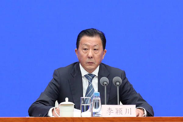紧接着团队取书里面最有标志性的一些地标，并根据电影情节，来选择设计和搭建。