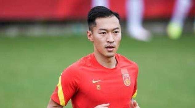 甄子丹汪诗诗庆结婚纪念日 手捧玫瑰晒贴面合影 2018-08-30 8月30日，甄子丹娇妻汪诗诗在微博晒出与老公合影。