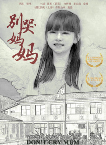 朱丽安·摩尔再凭《依然爱丽丝》获影后，她身穿美艳红裙，手捧奖杯，笑容灿烂。